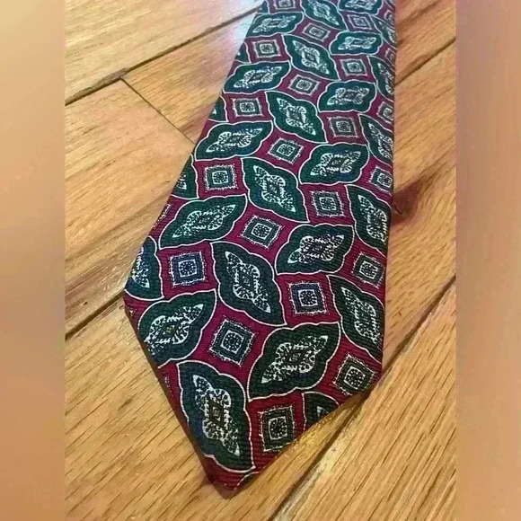 Vtg Liberty of London Tie Men’s 56 in Imported Silk Green Red Geometric - Picture 2 of 7